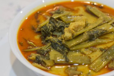 Su ıspanak ile domuz eti köri