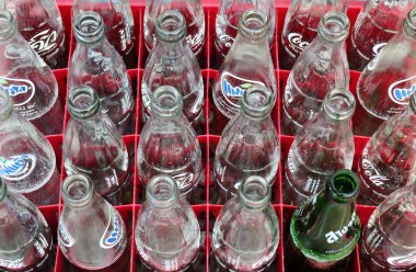 Bangkok, Tayland-24 Temmuz içecek Kasa meşrubat ile 24 Temmuz 2016 üzerinde Bangkok, Tayland