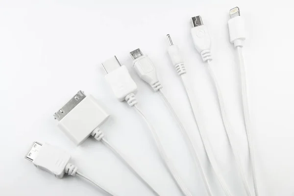 7 farklı cep telefonu şarj fişleri üzerinde Usb bağdaştırıcısından izole arka plan beyaz