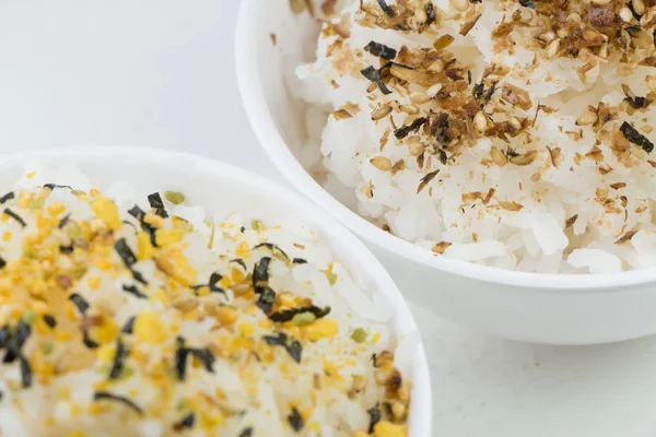 İki tür furikake pirinç