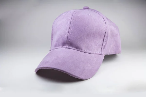 Фиолетовая шляпа на белом фоне — стоковое фото