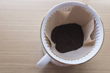 Filtre kahve Kupası ahşap plaka üzerinde