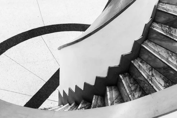 Ancien escalier en colimaçon dans le musée d'art — Photo