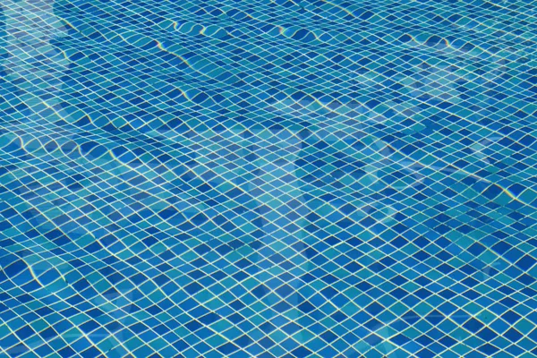 Agua fresca en el fondo de la piscina — Foto de Stock