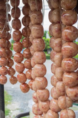 Sokak pazarında Tayland'da Tay domuz eti mix pirinç sosis (Sai Krawk E-san) ızgara.