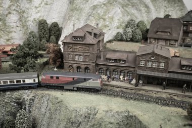 Minyatür oyuncak model modern tren geçiş Town