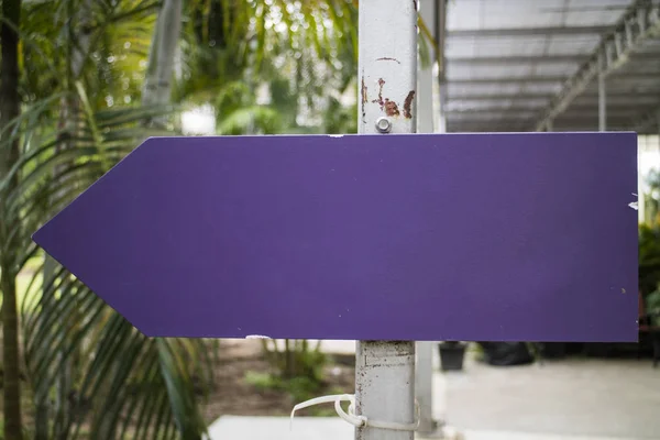 Leere violette Wegweiser unterwegs — Stockfoto
