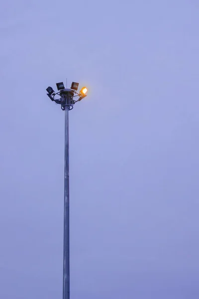 Luzes de segurança em cima de um mastro de aço alto — Fotografia de Stock