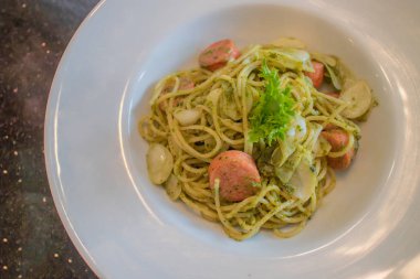 Lezzetli sosis fesleğen spagetthi