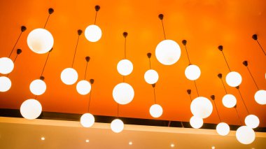 Turuncu tavanda güzel modern ışık lamba
