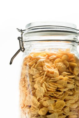 Tatlı Mısır gevreği beyaz zemin üzerine kavanoz içinde