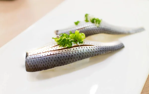 Kohada sushi, färsk fläckig sardin och japanska ris på vit platta — Stockfoto