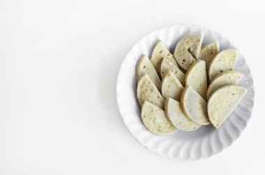 Buğulanmış Vietnamca domuz sosisi kopya alanı ile beyaz bir yemek üzerine dilimlenmiş