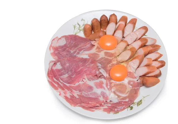 Gericht zubereitet mit Scheiben Schweinefleisch, Würstchen, Eiern für shabu zu Hause isoliert auf weiß — Stockfoto