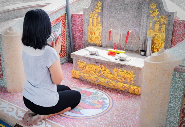 Mezar ailesi Chen Ming Festivali, Çince Geleneksel, kız sit ve ödeme saygı