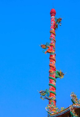 Çin stili ejderha kutup mavi ışık gökyüzü arka planda
