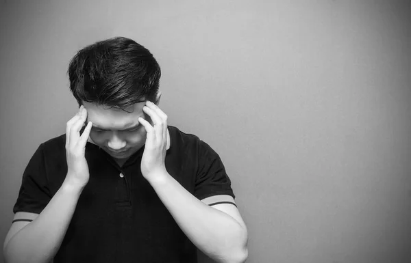 Retrato de um homem estressado com uma dor de cabeça — Fotografia de Stock