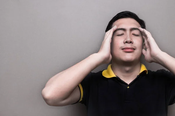 Retrato de um homem estressado fazendo massagem para relaxar — Fotografia de Stock