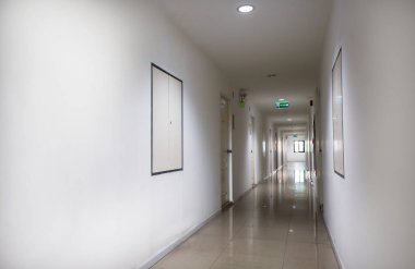 İç koridor ve yangın çıkış sembolün kat mülkiyeti veya daire