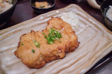 Kızarmış tavuk Teriyaki seramik plaka, Japon tarzı üzerinde