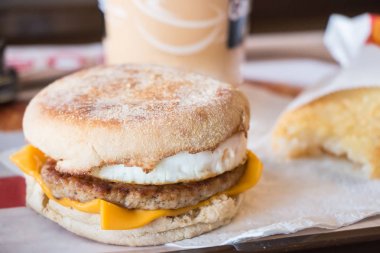 Fried sunnyside bir simit ve peynir soslu domuz eti yumurta kadar