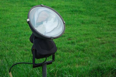 Bir yere spot ışığı yeşil bahçesinde