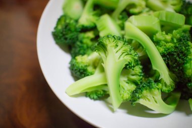 Bir kase Haşlanmış brokoli yakın çekim