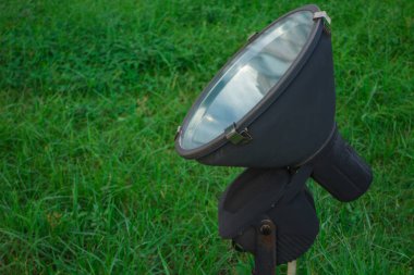 Bir yere spot ışığı yeşil bahçesinde