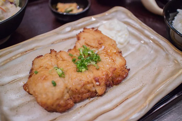 Kızarmış tavuk Teriyaki seramik plaka, Japon tarzı üzerinde