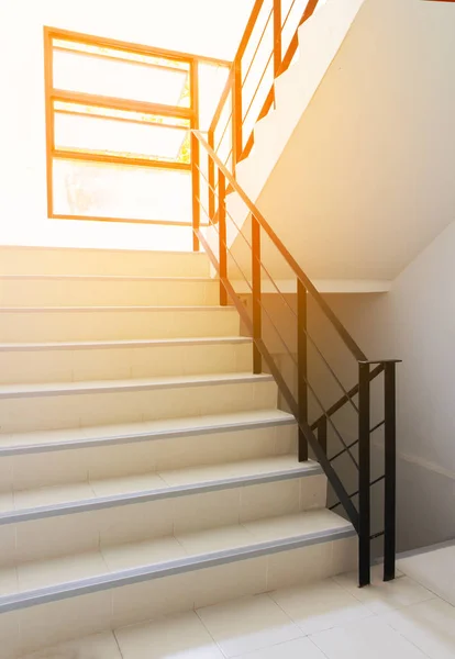 Escalier sortie de secours en copropriété, appartement ou immeuble moderne avec rayons du soleil ou éruption solaire — Photo