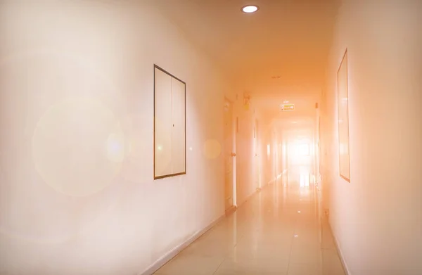 Intérieur d'un couloir et d'un symbole de sortie d'incendie en copropriété ou appartement avec éruption solaire — Photo