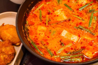 Baharatlı Tofu Tom Yum çorbası ve derin yağda kızartılmış tavuk, kombinasyon Kore ve Tayland gıda