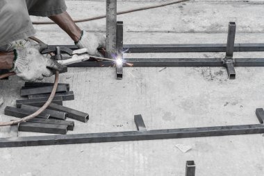 Çelik İnşaat alanı üzerinde kesmek için kesme meşale kullanarak çalışan kaynak