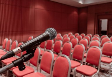 Mikrofon podyumda konferans salonu veya Seminer Oda olay arka plan hazırlanıyor