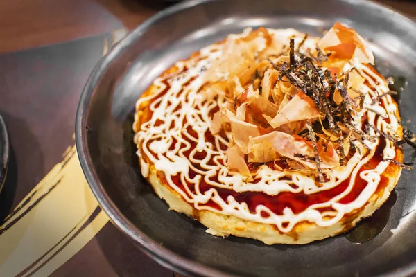 Συνταγή okonomiyaki, ιαπωνικός-ύφους τηγανίτες ή πίτσα, δημοφιλές ιαπωνικό παραδοσιακό φαγητό — Φωτογραφία Αρχείου