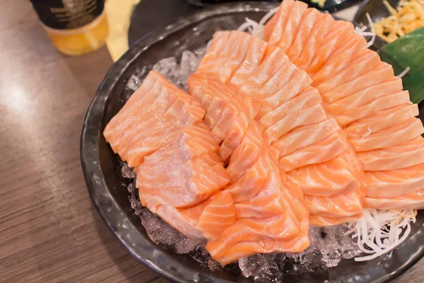 Salmón sashimi en estilo japonés fresco servir sobre hielo — Foto de Stock