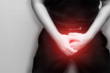 Genital bölgesini tutan genç adam ağrıya, prostat kanserine, erken boşalmaya, doğurganlığa, idrar sorununa neden olur.