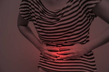 Karın ağrısı, mide veya menstrüel kramp sahip genç kadın