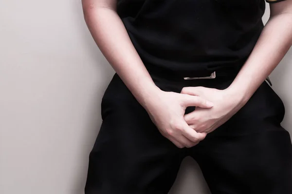 Młody mężczyzna trzymający genitalia powoduje ból, raka gruczołu krokowego, przedwczesny, wytrysk, płodność, problem z pęcherzem — Zdjęcie stockowe