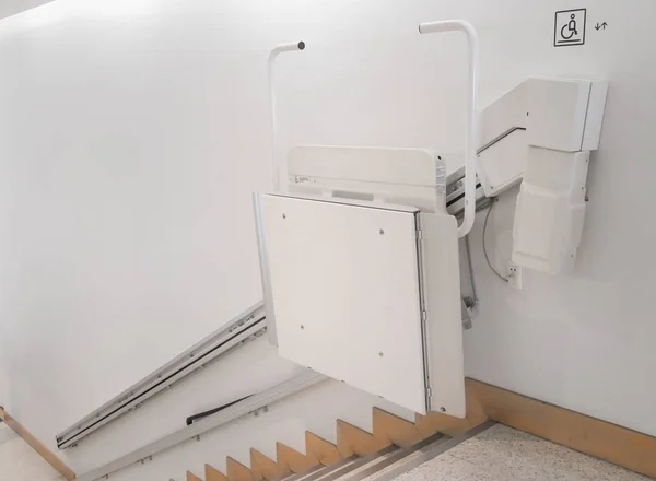 Merdivenler üzerinde bir binada yaşlı insanlar için merdiven merdiven asansörü