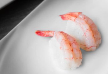 Cep telefonu kablosuz şarj üzerinde yastık üzerinde izole beyaz arka plan