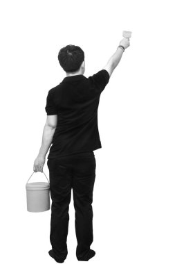 Arkadan görünüş Asya ressam boya fırçası ve beyaz, siyah ve beyaz sesi üzerine izole kova ile duvar boyama