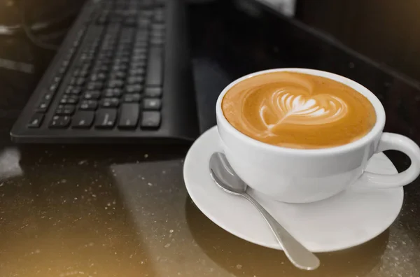 Bovenaanzicht Van Warme Koffie Cappuccino Latte Art Witte Keramische Cup — Stockfoto