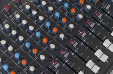 Ses mühendisi ve müzisyen kayıt şarkı için ses müzik karıştırıcı kontrol paneli