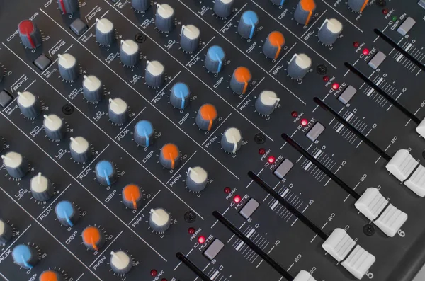 Ses mühendisi ve müzisyen kayıt şarkı için ses müzik karıştırıcı kontrol paneli