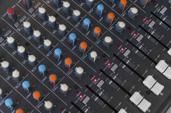 Звуковая панель управления миксером для звукоинженера и музыканта
