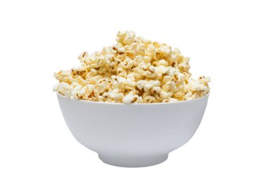 Beyaz arka planda izole edilmiş beyaz kasede patlamış mısır.