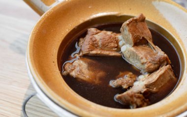 Bak kut teh, haşlanmış su, otlar ve baharatlarla pişirilmiş yavru domuz pirzolası. Malezya, Singapur, Çin, Tayvan 'da popüler olan Çin körisi.