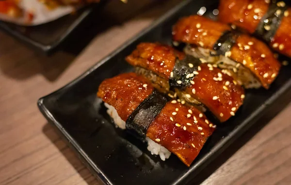 Unagi Sushi Sirviendo Plato Negro Comida Tradicional Japonesa — Foto de Stock