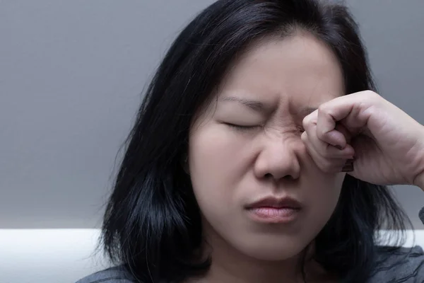 アジアの女性は目をこすった 目の問題 ほこりアレルギー 乾燥した目 かゆみやコンタクトレンズの問題の概念 — ストック写真